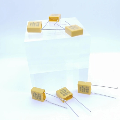 Colore giallo resistente e capacitivo del condensatore 0.1UF 310V P7.5MM di limitazione della pressione